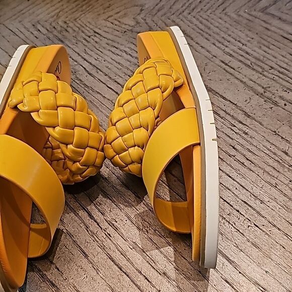 Wedge braided sandal yellow 8.5 NWOT Mia - Picture 5 of 9